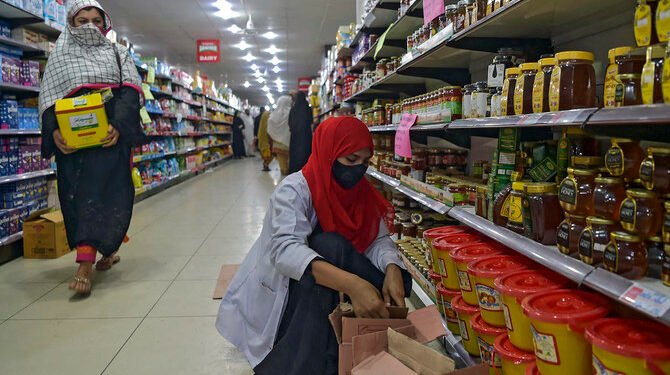 People shop at a supermarket at the start of Islam's holy month of Ramadan, in Peshawar on April 2, 2022. (Photo by Abdul MAJEED / AFP)