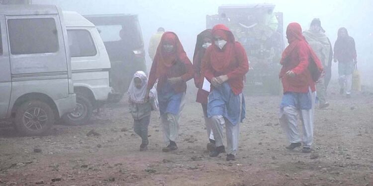 APP33-211222
SIALKOT: December 21 – Students on the way to school during heavy fog in the city. APP/MUT/TZD/ABB