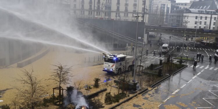 Protesting farmers spray Brussels police with liquid manure near EU’s base in a new display of power