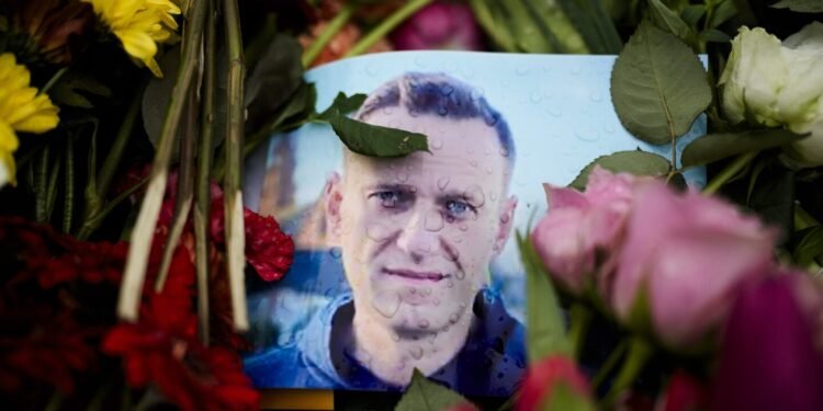 Return Navalny’s body to his family, famous Russians urge the authorities