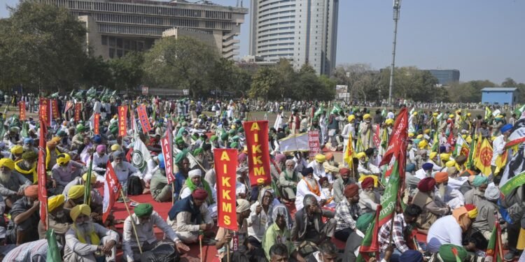 Indian farmers protest in New Delhi demanding new legislation for minimum crop prices