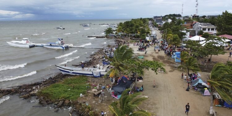 Transit of migrants through the Darien Gap resumes as Colombian boat companies end work stoppage