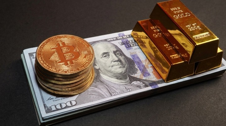 Gold Climbs to Rs. 431,600: Are Bitcoin and Dollar Signaling Pakistan’s Next Market Move? US Dollar, Bitcoin, and Gold in one frame