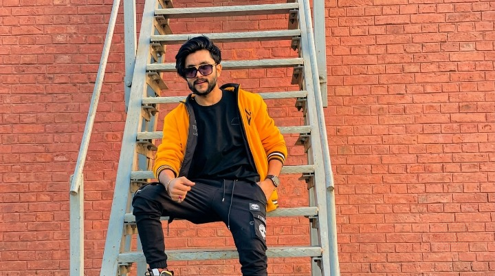 The Viral Video That Turned Ali Hyderabadi Into the Center of Online Backlash Ali Hyderabadi image on stairs