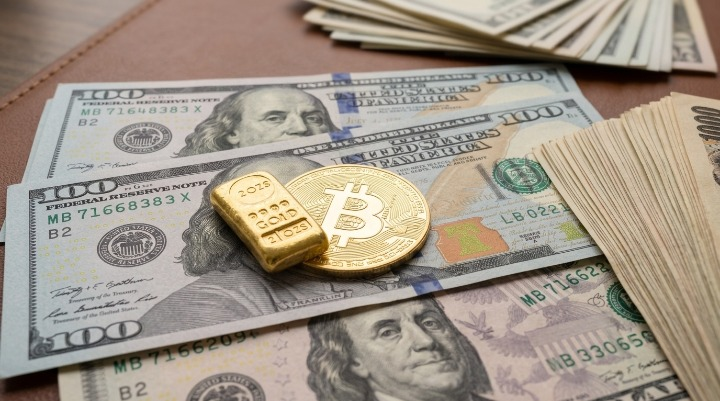Gold Hits Rs. 441,000 Per Tola—Is Pakistan Heading for Another Price Surge? Gold, Bitcoin, and cash background