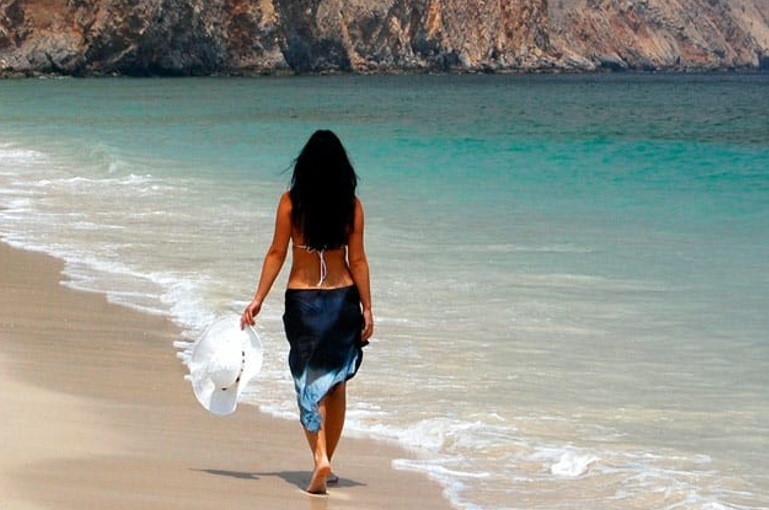 Oil spill from sanctioned Russian tanker threatens Oman’s turtle beaches